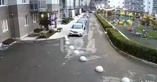 Подростки на самокате сбили пятилетнего мальчика и скрылись. Во дворе на...