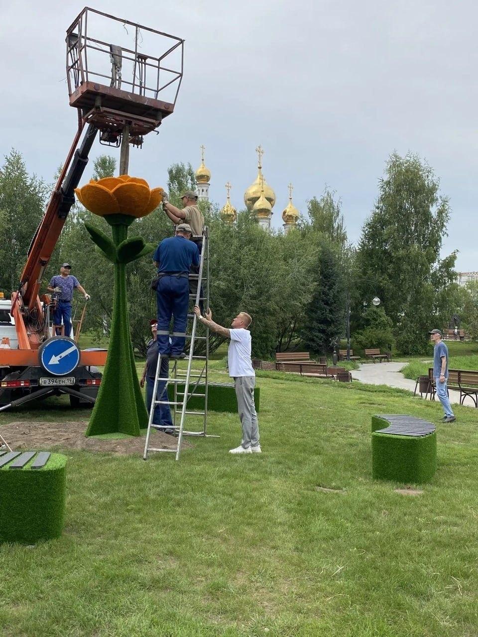 Яркую цветочную инсталляцию символа Хакасии установили в Преображенском парке...