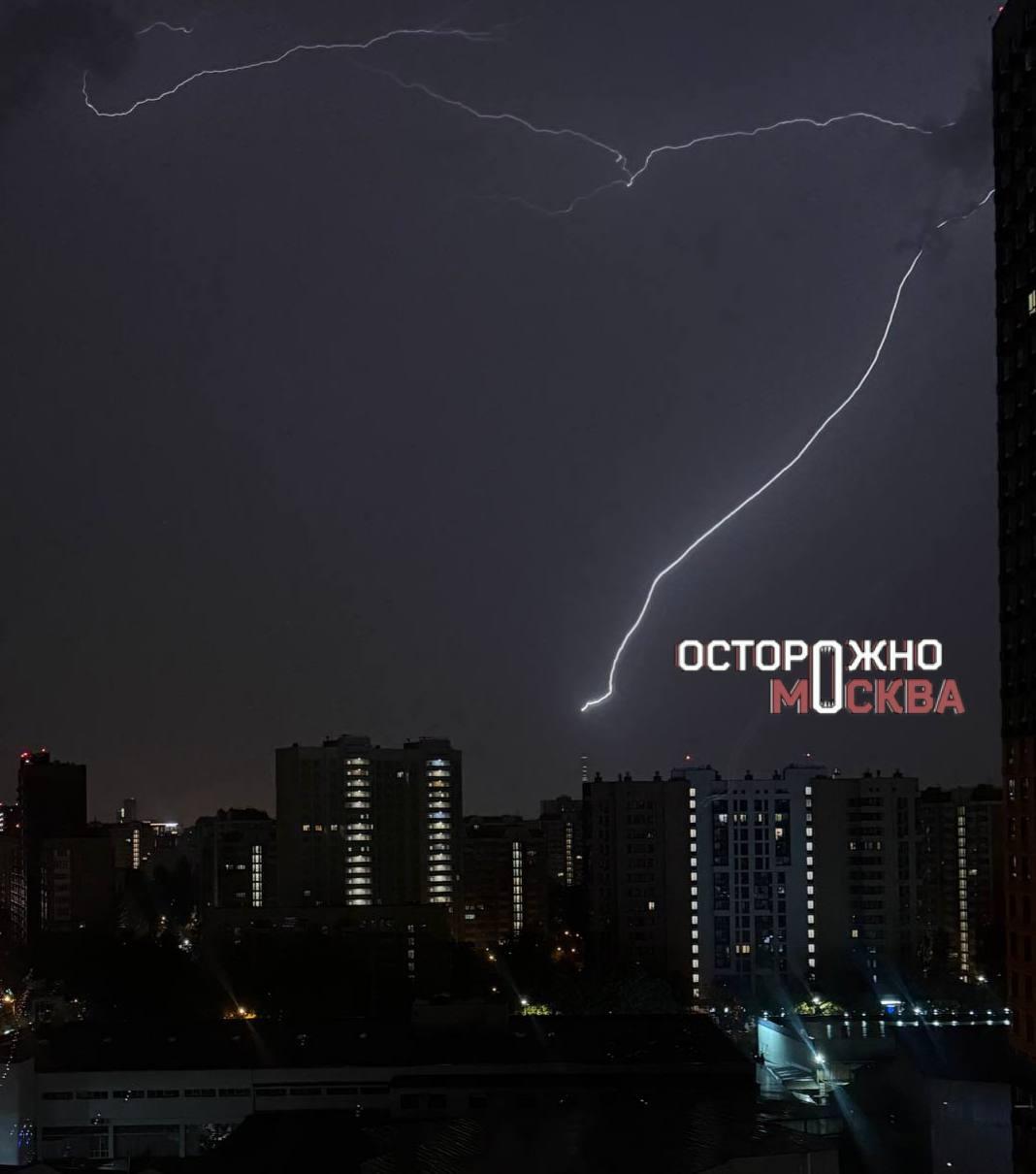Молния ударила в Останкинскую башню во время грозы.