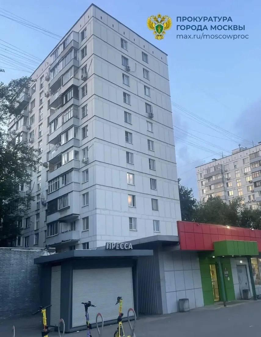 На Судостроительной улице трехлетний малыш выпал из окна с высоты третьего...