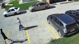 Мужчина в капюшоне и медицинской маске сорвал цепочку с женщины в Новосибирске