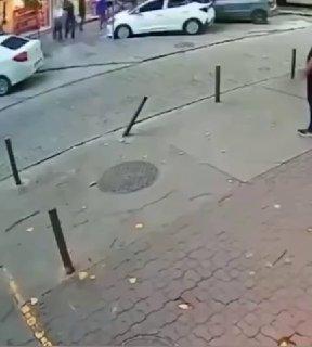 В Рио-де-Жанейро пешеход чудом уцелел после падения огромного дерева во время сильного шторма