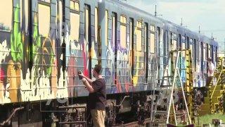 На синей линии метро появится необычный поезд с граффити. Вагоны оформят...