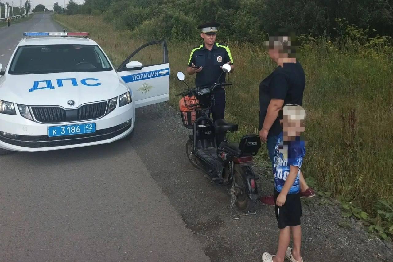 В Березовском мать без прав и шлемов каталась на мощном электросамокате с ребёнком