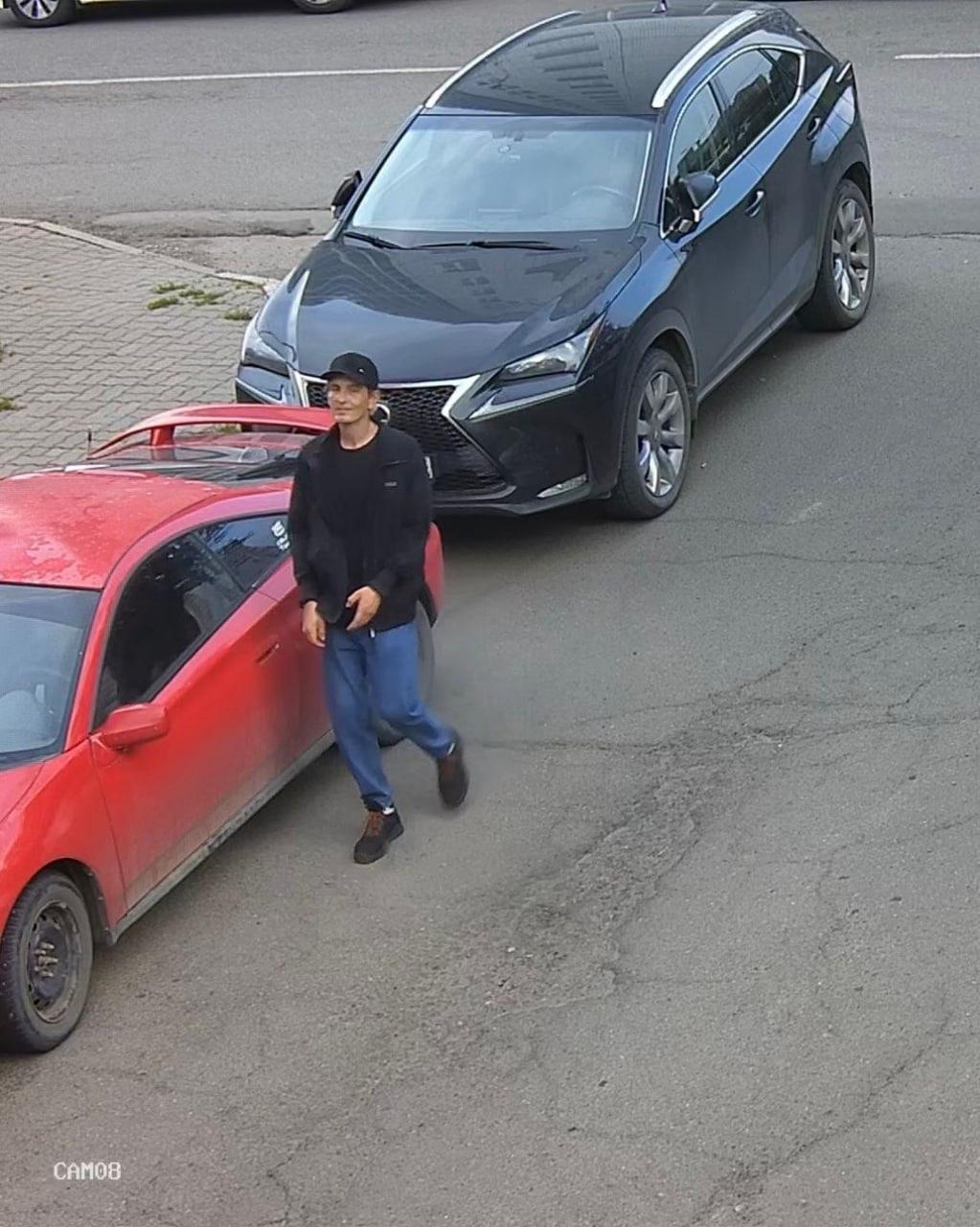 В Красноярске неизвестный портит автомобили горожан: царапает кузова и...
