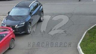 В Красноярске неизвестный портит автомобили горожан: царапает кузова и...