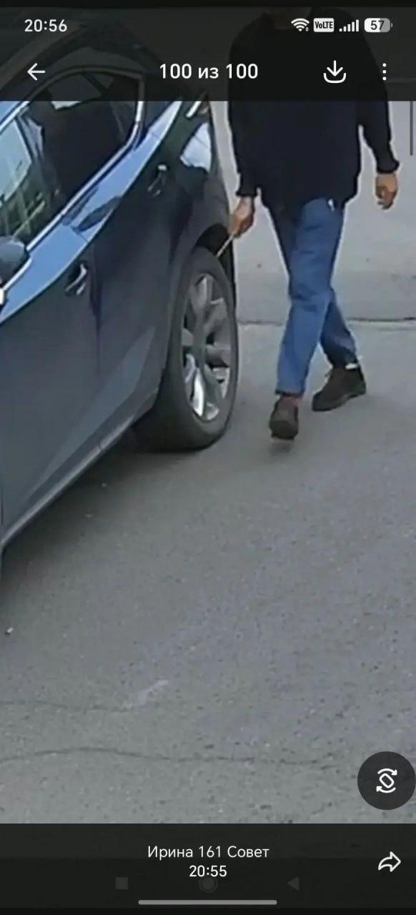 В Красноярске неизвестный портит автомобили горожан: царапает кузова и...