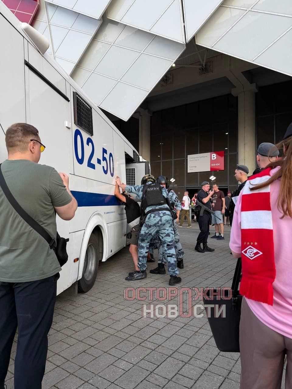 В Москве болельщика «Спартака» арестовали за «зигу» на выходе из метро. Он...