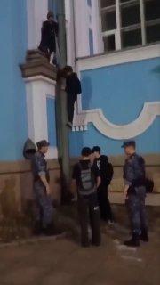 Патруль Росгвардии задержал в Петербурге четверых подростков 16–17 лет, которые пытались с альпинистским снаряжением залезть по водосточной трубе на крышу Смольного собора ради селфи.