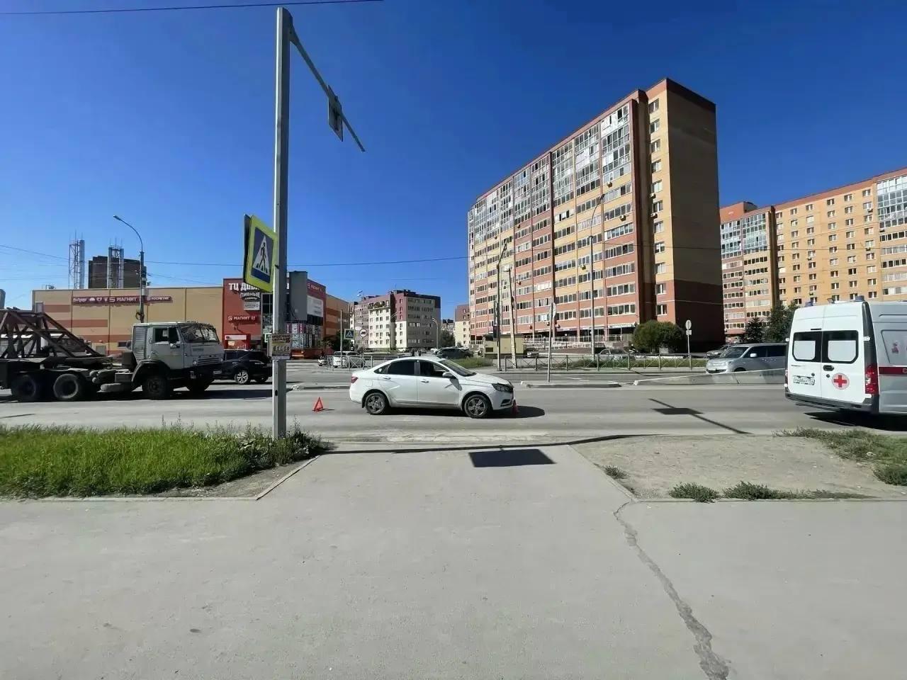 В Новосибирске водитель Lada Vesta сбил 75‑летнюю женщину ДТП случилось при...