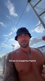 Лол: в Волгограде заметили, пожалуй, самого преданного фаната Toyota — мужчина пришёл в бассейн с брелоком от своей машины прямо на шее.