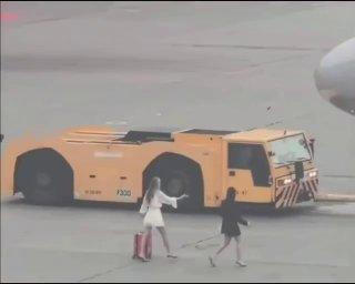 Две пассажирки опоздали на рейс в Шереметьево и... решили догнать самолет самостоятельно