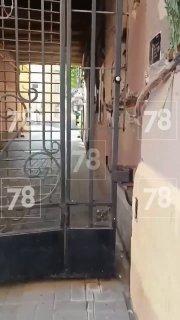 В Санкт-Петербурге 7-летнему мальчику голову зажало автоматическими воротами,...