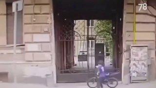 В Санкт-Петербурге 7-летнему мальчику голову зажало автоматическими воротами,...