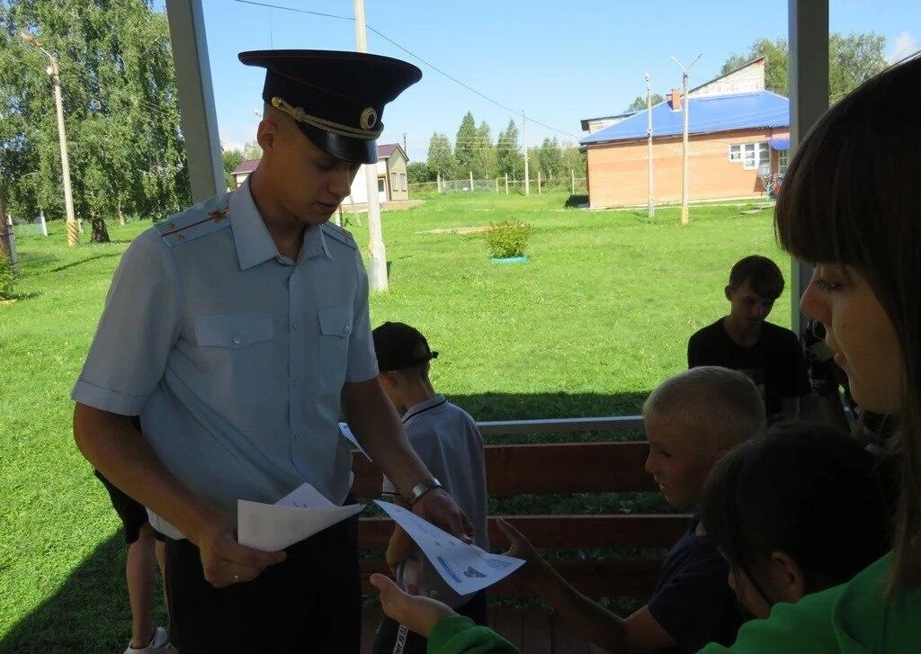 В Канском округе полицейские провели для воспитанников детдома урок...