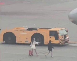 Две девушки опоздали на рейс в Шереметьево и решили догнать самолёт прямо на перроне.