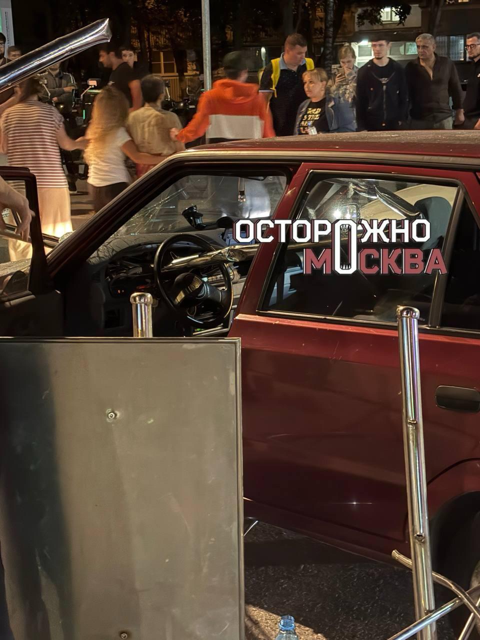 Водитель получил тяжёлые травмы после столкновения автомобиля с отбойником на юге Москвы.