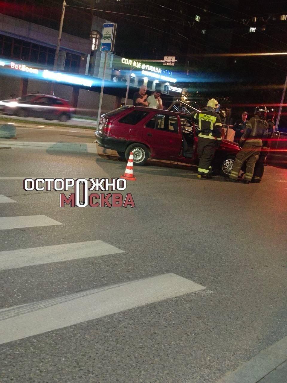 Водитель получил тяжёлые травмы после столкновения автомобиля с отбойником на юге Москвы.