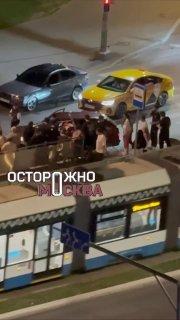 Водитель получил тяжёлые травмы после столкновения автомобиля с отбойником на юге Москвы.