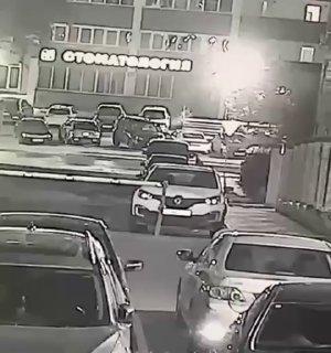 Неизвестный с канистрой сжёг две иномарки во дворе Новосибирска