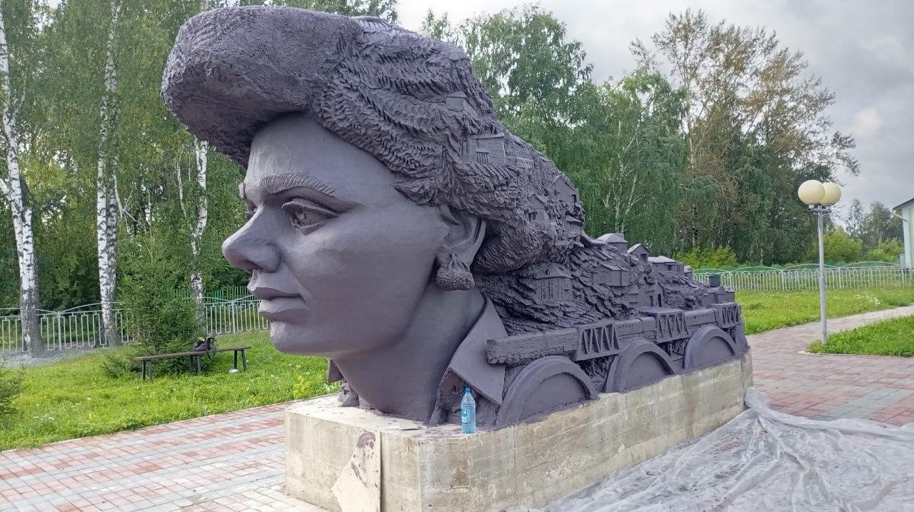 В Красноярском крае создают монументальную скульптуру девушки-поезда...