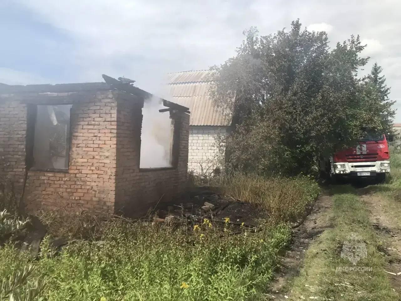 Два садовых дома сгорели на «Ниве» в Минусинске