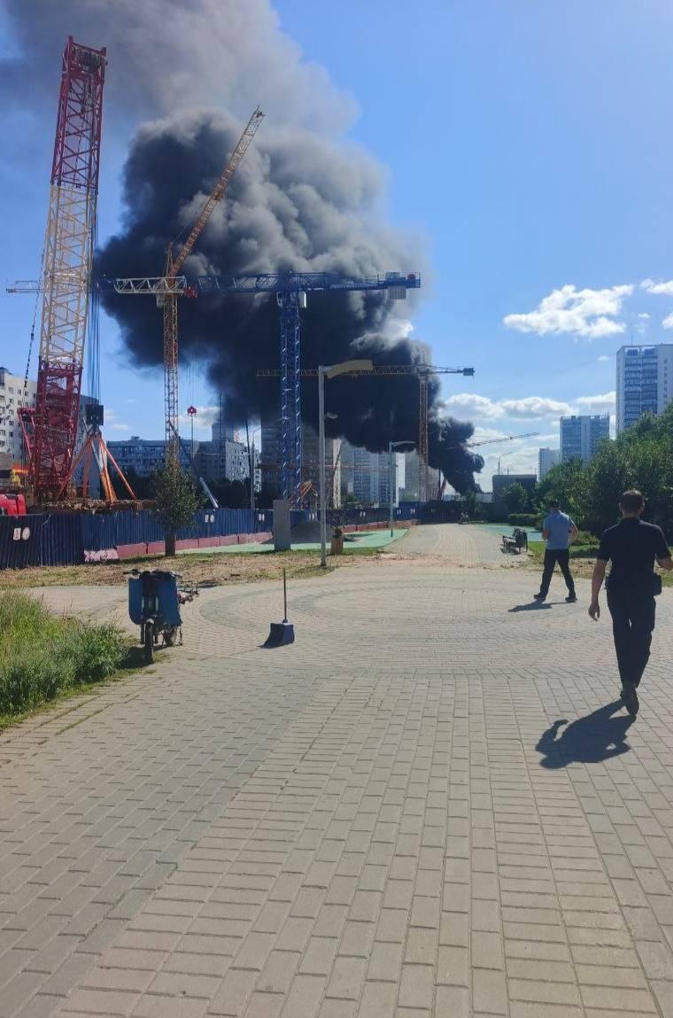 На Строгинском бульваре горят две бытовки Пожарные работают на месте...