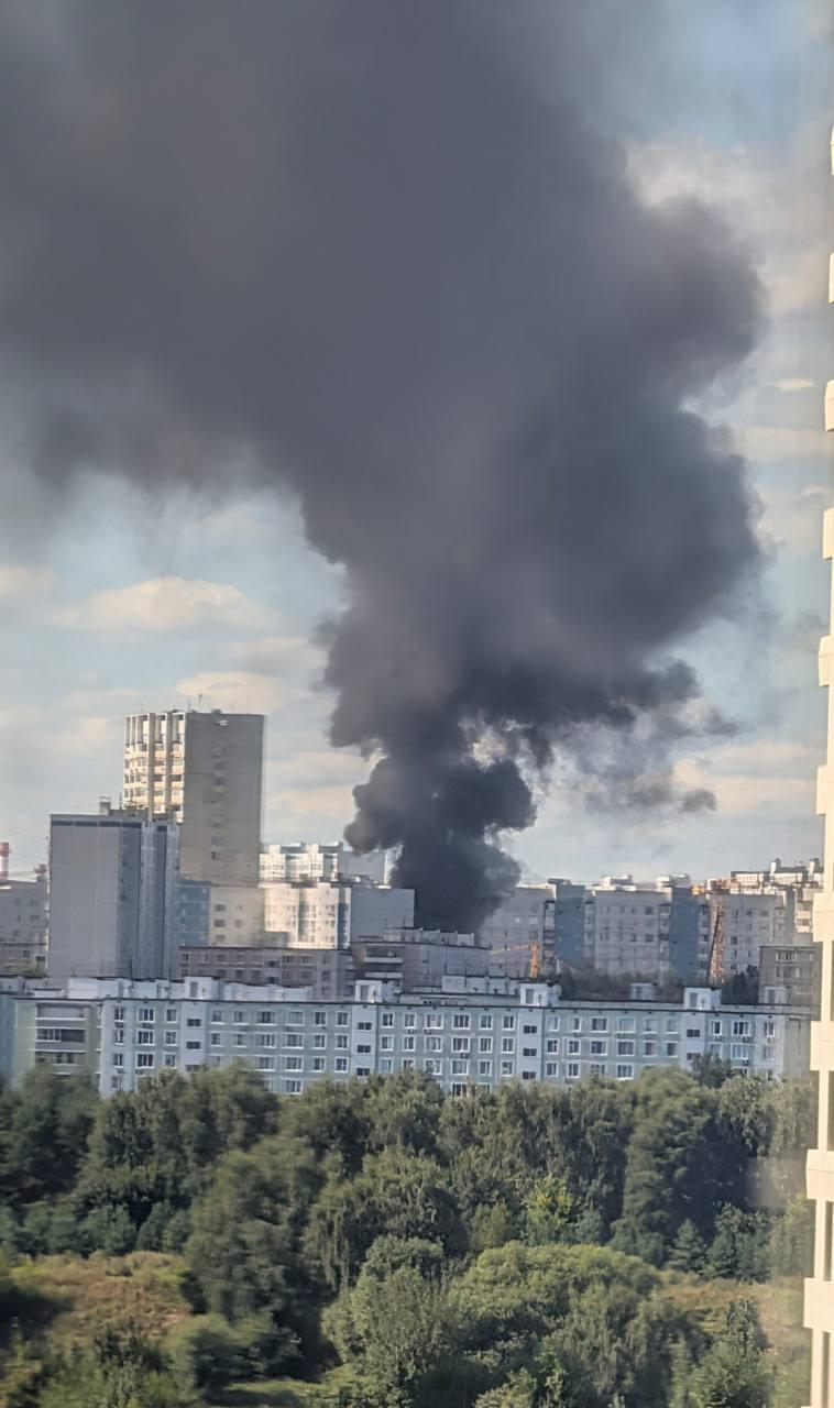 На Строгинском бульваре горят две бытовки Пожарные работают на месте...