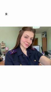 Полицейская вышла замуж за парня, которому она вынесла дверь вместе с СОБРом