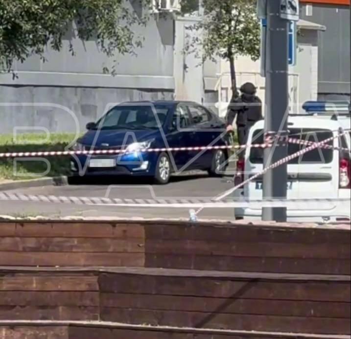 Силовики перекрыли улицу в Москве из-за возможного минирования автомобиля, — СМИ.