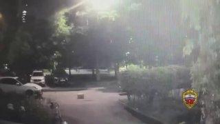 Мужчина с саблей и травматическим пистолетом устроил разборку из-за парковки в Москве.