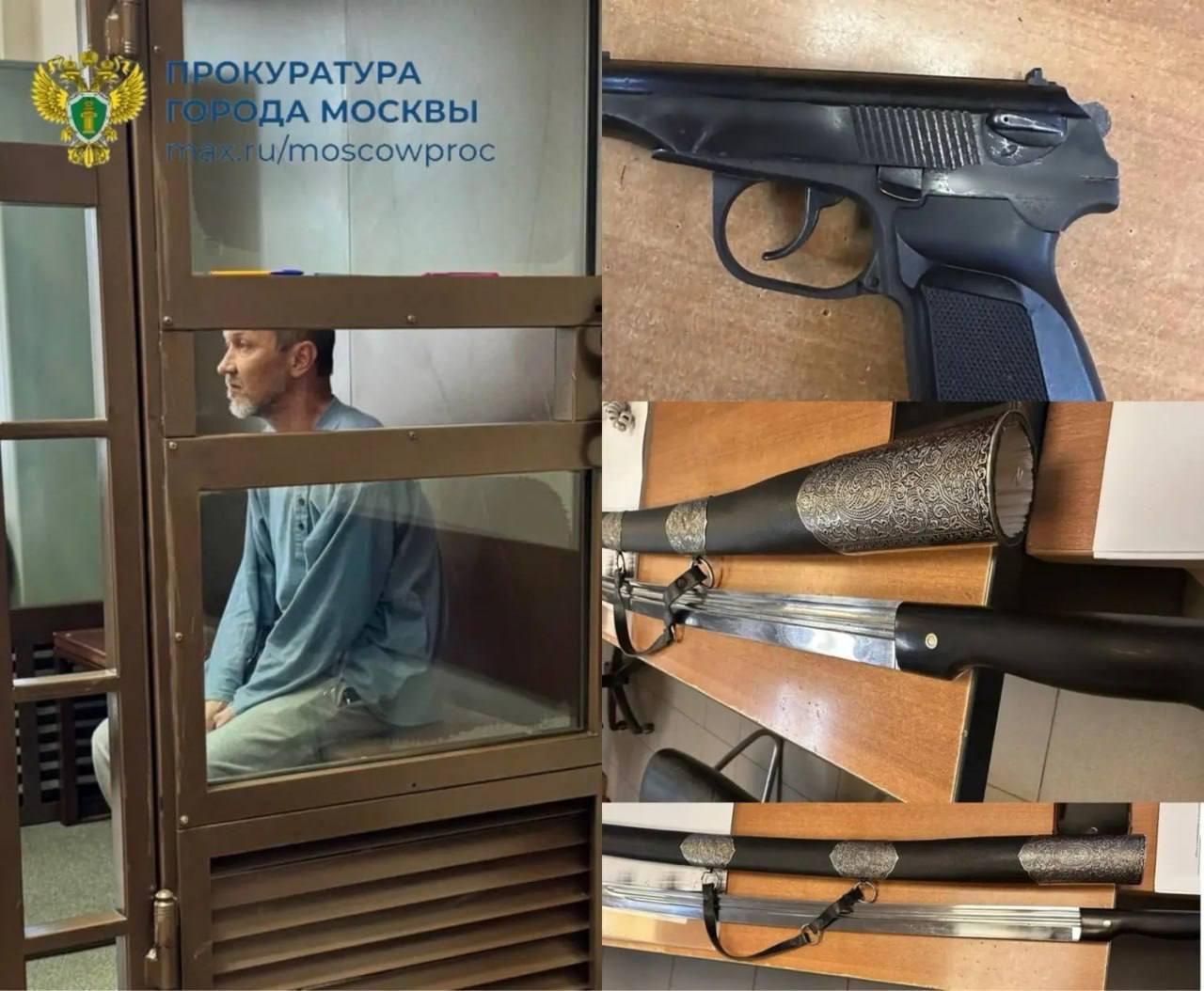 Мужчина с саблей и травматическим пистолетом устроил разборку из-за парковки в Москве.