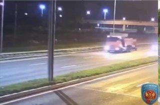 Пожилой мужчина выехал на встречку через разделительную полосу и совершил лобовое столкновение с автомобилем, в котором погиб водитель.