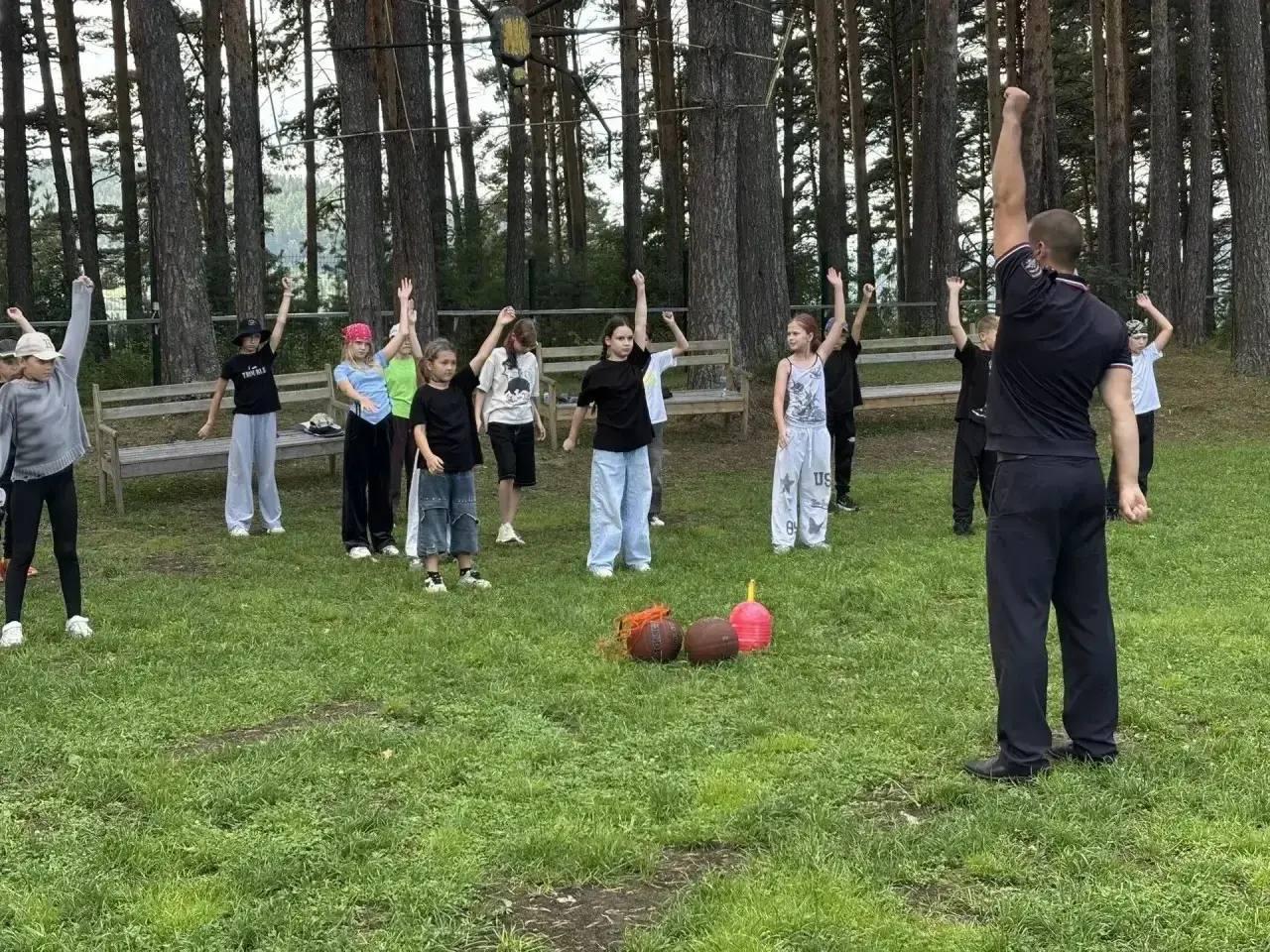 «Зарядка со стражем порядка»: Ачинские транспортные полицейские провели...