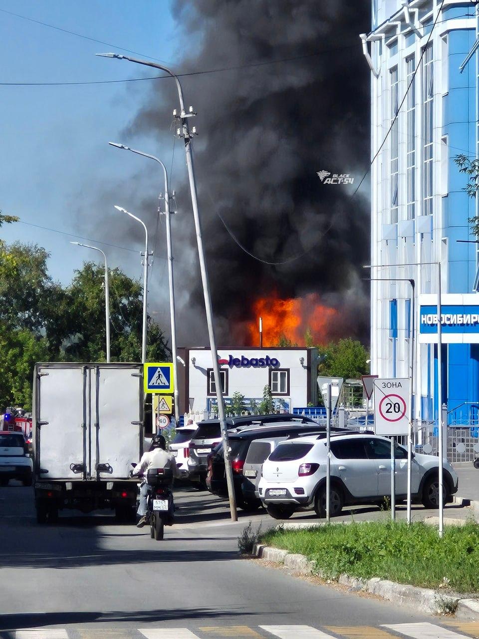 «На улице Хакасской сотрудники МЧС России по повышенному номеру вызова тушат...