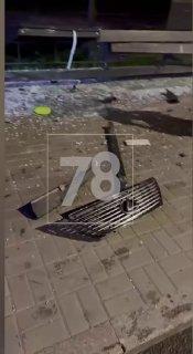 Легковушка влетела в остановку рядом со станцией метро «Крестовский остров»