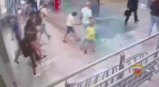 Неадекват разбил лицо 11-летнему самокатчику в московском метро