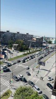 На протяжении нескольких часов часть улиц в Новосибирске абсолютно свободны, а другие на правом берегу стоят колом из-за перекрытий. Дорожная обстановка связана с визитом в Новосибирск президента России Владимира Путина.