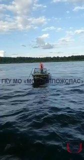 В Дубне на Иваньковском водохранилище спасателям пришлось остановить лодку, которая на полной скорости носилась по воде без водителя.
