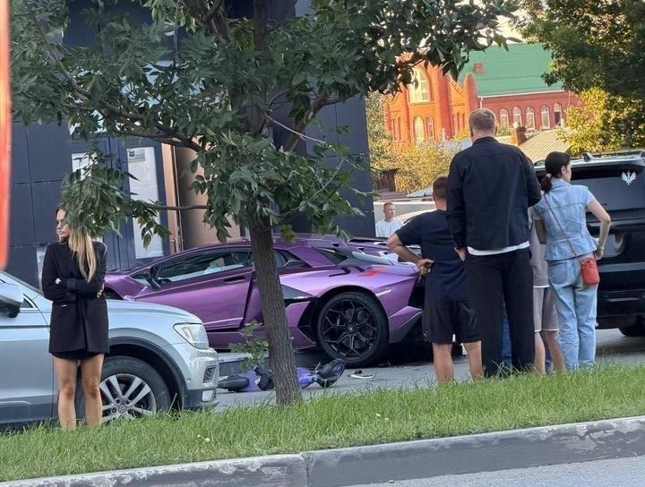 Фиолетовый Lamborghini вдребезги разбился, влетев в дом в Екатеринбурге.