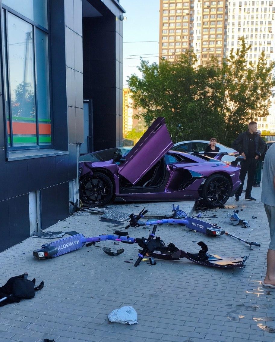 Фиолетовый Lamborghini вдребезги разбился, влетев в дом в Екатеринбурге.