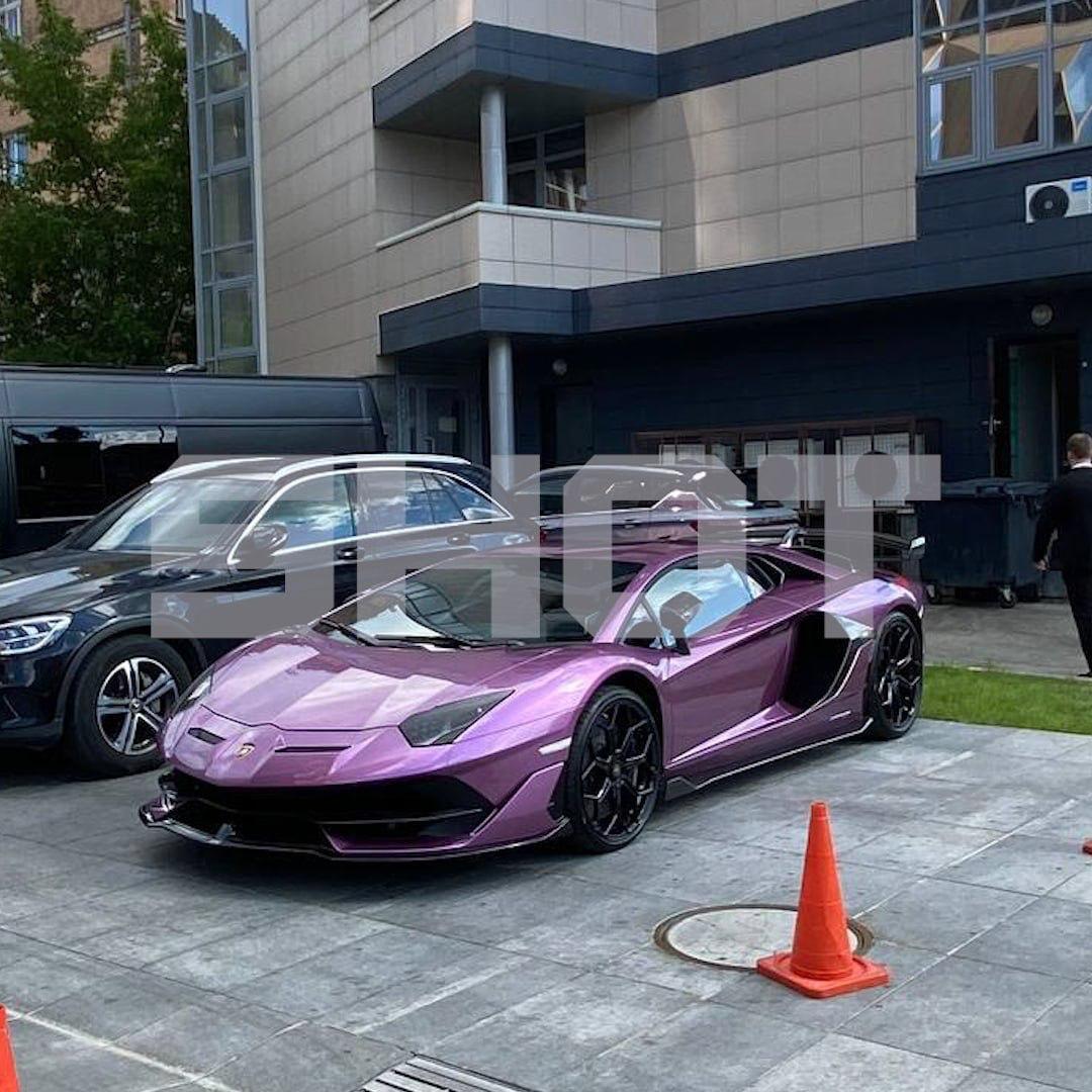 Фиолетовый Lamborghini вдребезги разбился, влетев в дом в Екатеринбурге.