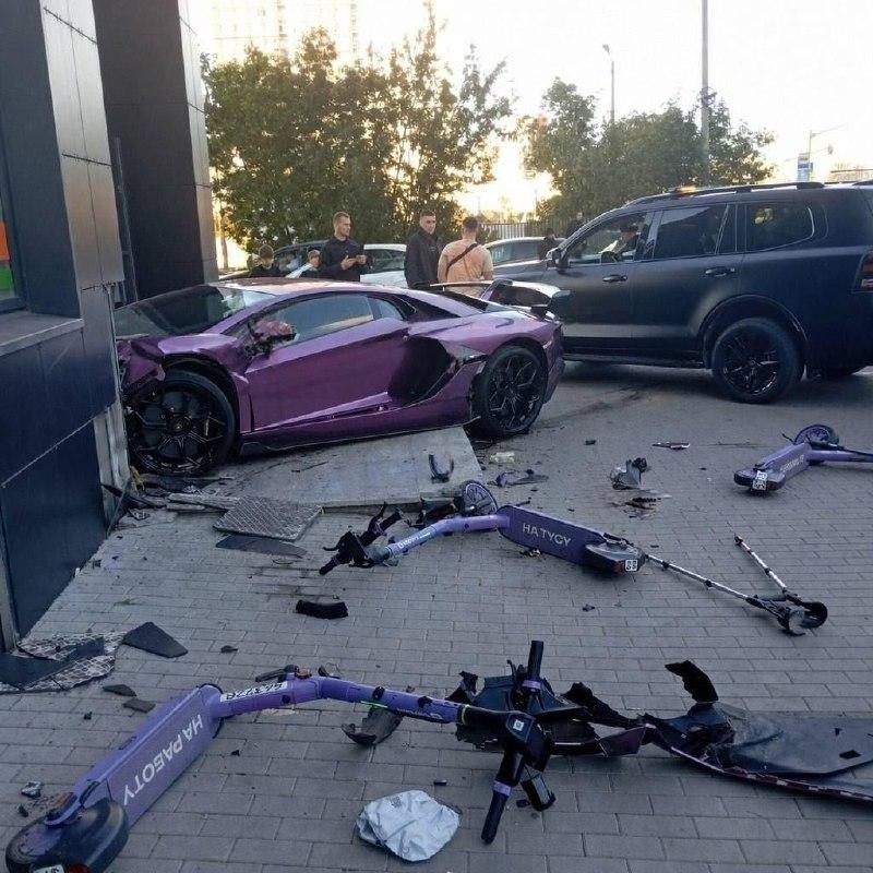 Фиолетовый Lamborghini вдребезги разбился, влетев в дом в Екатеринбурге.