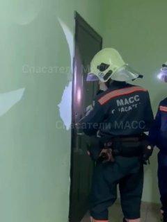 В Новосибирске спасатели вскрыли квартиру, где произошел семейный конфликт