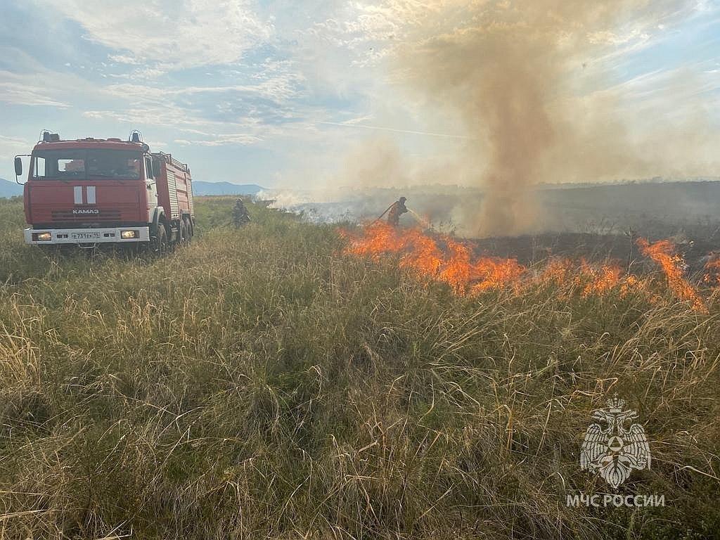 В Аскизском районе добровольцы помогали тушить степной пожар