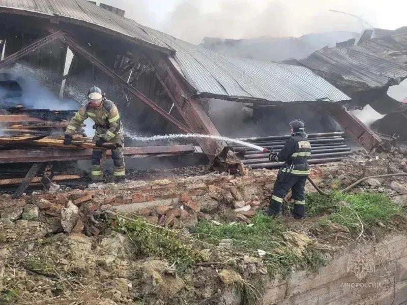 В Красноярском крае пожарные тушат ангар с пиломатериалами в Кежемском округе...