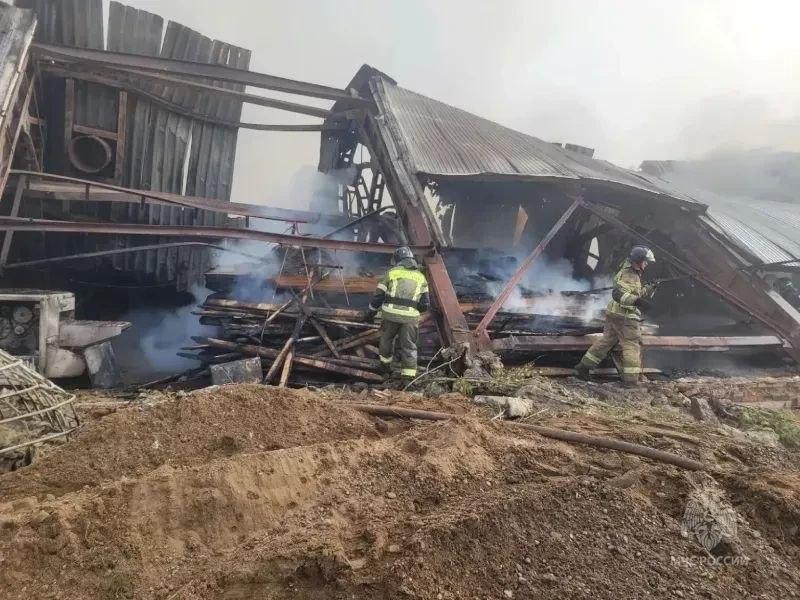 В Красноярском крае пожарные тушат ангар с пиломатериалами в Кежемском округе...