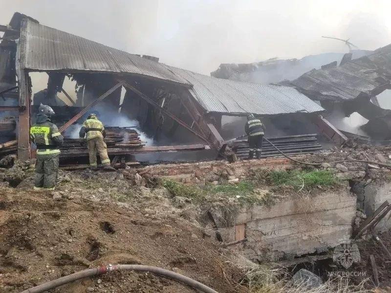 В Красноярском крае пожарные тушат ангар с пиломатериалами в Кежемском округе...