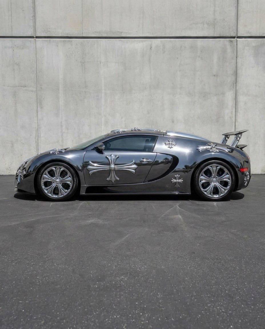 Chrome Hearts скрестили с Bugatti Veyron 16.4 — правда, пока только в виде концепта. Кузов покрыли фирменными крестами бренда, добавили хромированные детали и кастомную оптику.