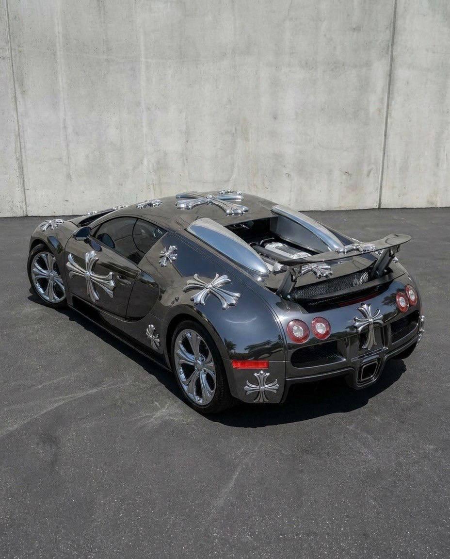 Chrome Hearts скрестили с Bugatti Veyron 16.4 — правда, пока только в виде концепта. Кузов покрыли фирменными крестами бренда, добавили хромированные детали и кастомную оптику.